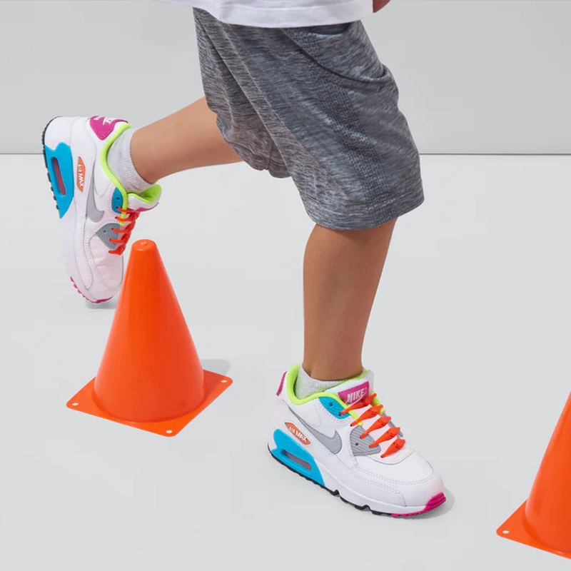 Criança pulando de tênis com V-Laces coloridos